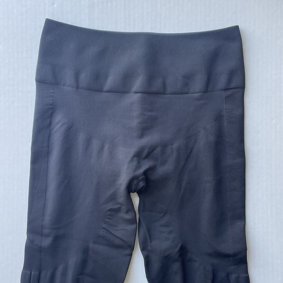 LULULEMON IN THE FLOW Sz 12 Black Crop Seamless Ribbed Textured Yoga Leggings - Picture 3 of 10